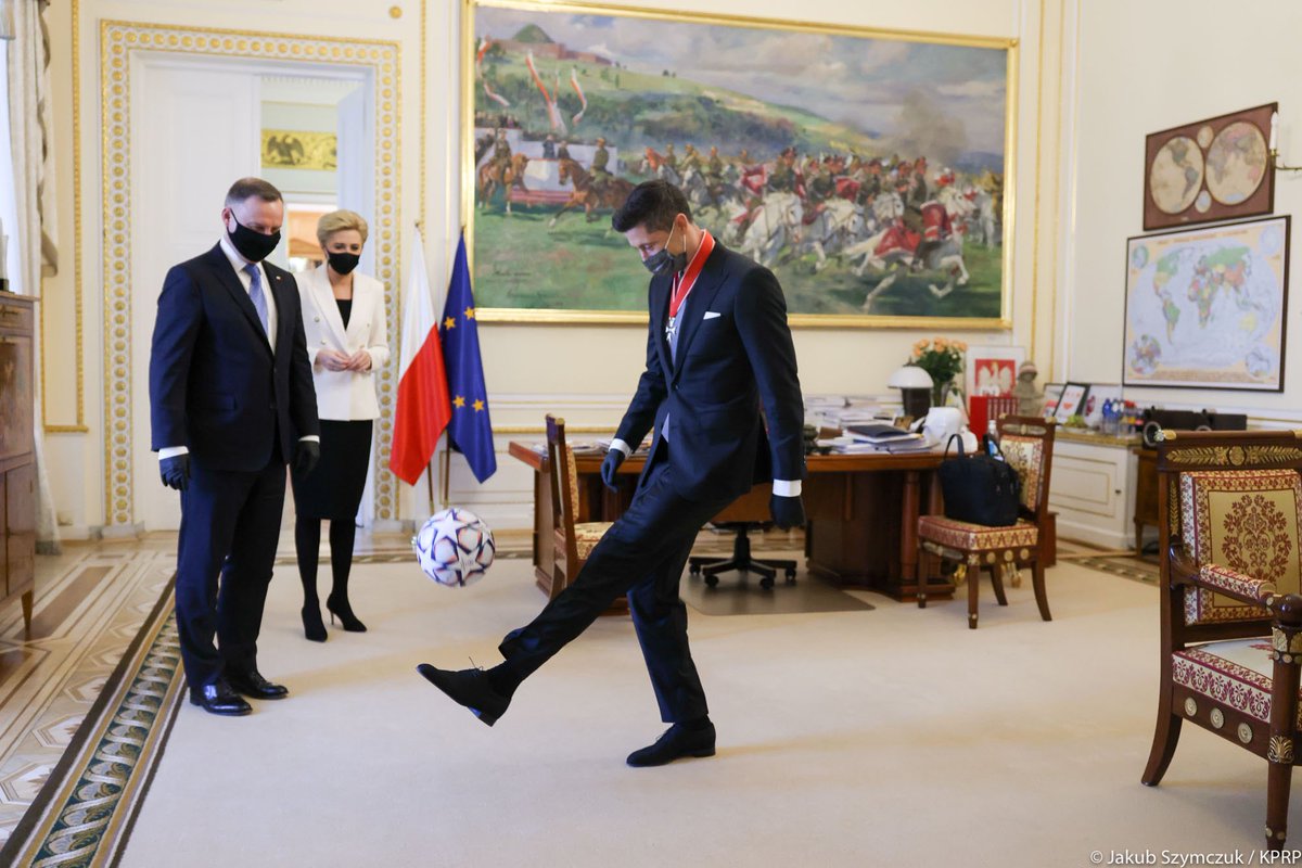 jakub_szymczuk's tweet photo. Prezydent @AndrzejDuda z Pierwszą Damą i mistrz @lewy_official https://t.co/4eILjawgBD