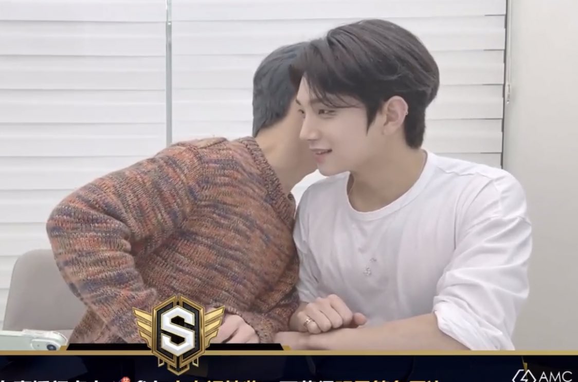 miwon17_'s tweet photo. SHUA WHISPERED TO JUN IF HE CAN GO TO BATHROOM THEN LEFT... JUN LMAOO😭😭 https://t.co/w7FnaoEUxa