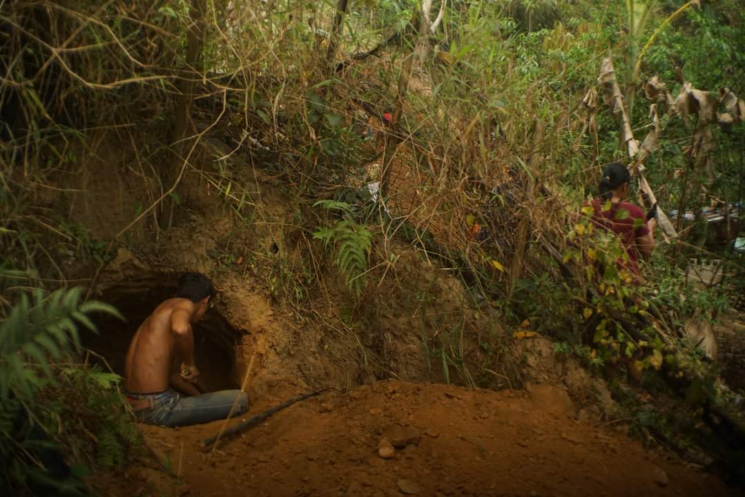 Internally displaced persons already living in camps in #Myanmar's northern #Kachin fearing for safety by digging hideouts to take cover as conflicts escalate between #ethnic armed group #KIA &amp; #military. Happening to group of some 7,000 IDPs near #Laiza #WhatsHappeningInMyanmar