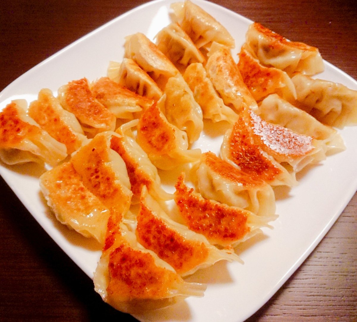 KnjSmz's tweet photo. 今日は餃子を作ってみました。とあるアイデアではんぺんを入れてみたのですが、いれない方がよかったかも。ビールでいただきます。
#手作り料理
#うちごはん
#餃子
#豚挽き肉
#キャベツ
#九条ネギ
#はんぺん
#ニンニク
#醤油
#酒
#天然塩
#餃子の皮
#ごま油 https://t.co/LeRyzF6LXC
