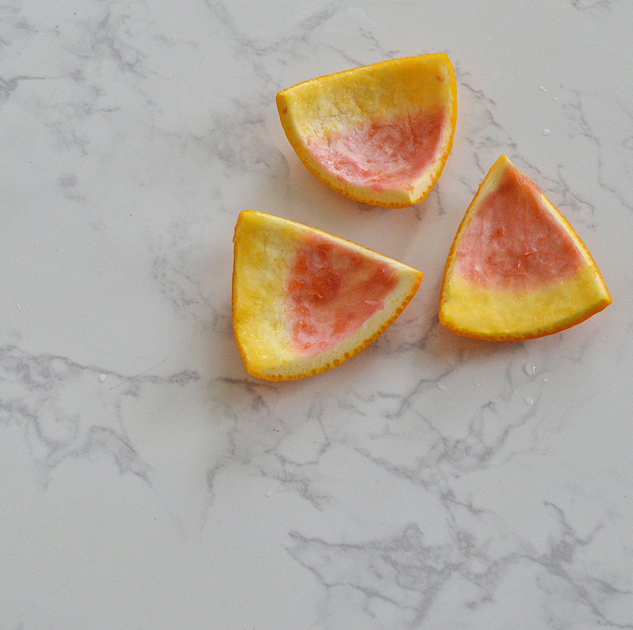 もし菓子店 オレンジの2色ゼリー 袴田尚弥さんの 果物と野菜のゼリー から ブラッドオレンジジュースの代わりに野菜生活2種類を使用 笑 冷ましすぎて微妙な出来だけど爽やかでつるっとしておいしかった 食べた後の皮もかわいい Jello Jelly