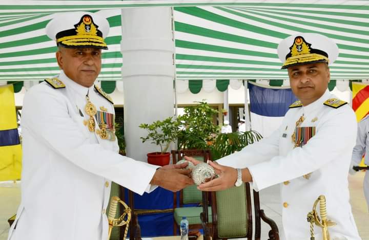 GHaZ_NAwE77's tweet photo. Rear Admiral Ovais Ahmed Bilgrami assumed the responsibilities as Commander Karachi #COMKAR during Change of Command ceremony held at Karachi

Vice Admiral Faisal Rasul Lodhi handed over the Command to the newly appointed Commander Karachi /1

@dgprPaknavy
#PakNavy #Pakistan #ISI https://t.co/4STwa5HTCy