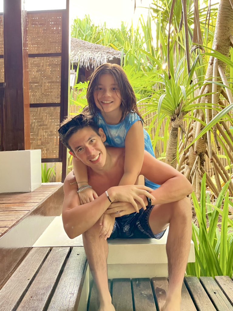 unoemilio's tweet photo. Found me an angel for a tour guide 🤍 https://t.co/U62VGeGjxQ