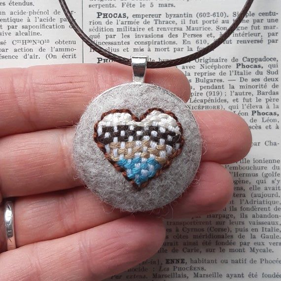 SylvieOArt's tweet photo. Cute Woven Heart Necklace https://t.co/iq3eCgazkK via @Etsy #HandmadeHour #creativebizhour #onlinecraft #crafthour #craftbizparty #uniquegifts #handmade #miniweave #weaving #textileart #textilejewellery https://t.co/JLXvtzQwaz