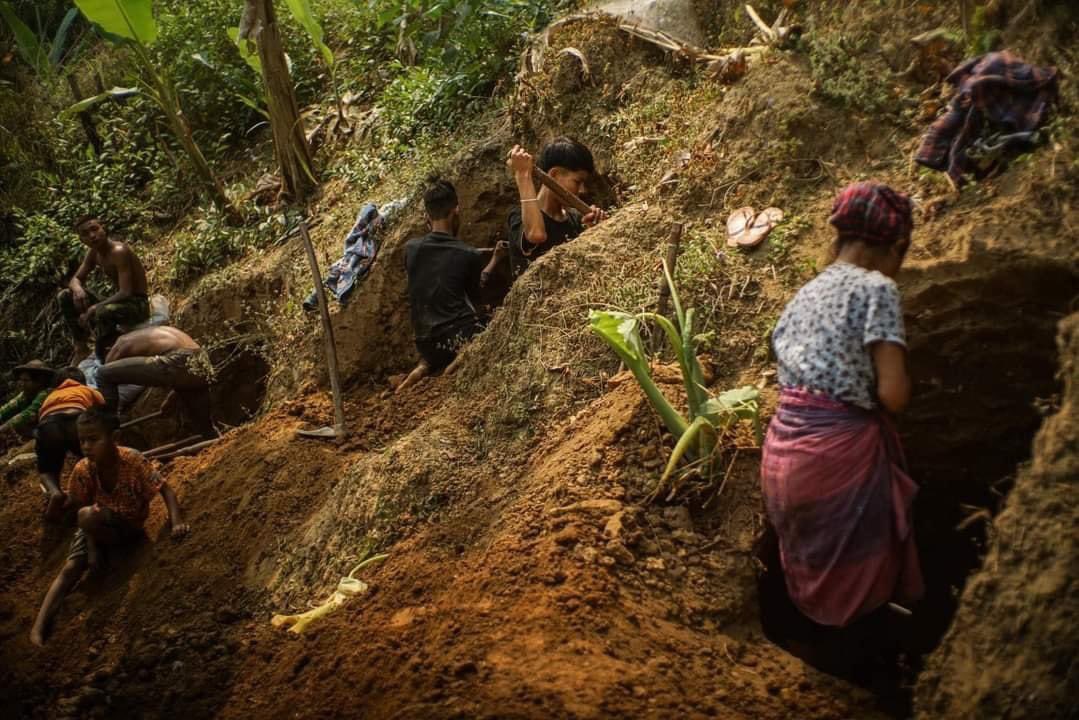 Myitzu19's tweet photo. Displaced persons in Kachin state dig up the earth to use as bomb bunkers. 
Some residents in Nay Pyi Taw are reportedly doing the same: preparation is never a mistake as some people comment. 

#WhatsHappeningInMyanmar https://t.co/Zf4gP5e8kI
