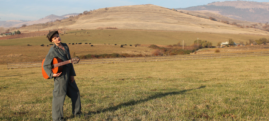 QUEEN BONOBO RELEASES OPULENT ‘THROW ME IN’
Queen Bonobo, aka Maya Goldblum, just released “Throw Me In,” the first single from her new EP, Sail From This Life.

Originally from Sandpoint, Idaho, she moved to Ireland in 2016 to immerse herself in the

rawckus.com/queen-bonobo-r…