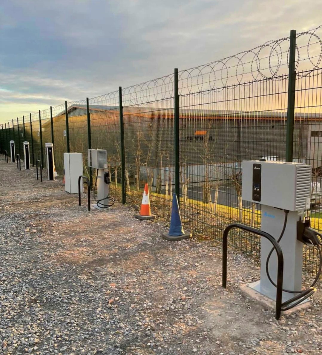 RolecEV's tweet photo. Dealership charging at Mercedes-Benz South West @MBSW ⚡A combination of both AC Fast &amp; DC Rapid chargers, installed by @WestEvc, ready to recharge Mercedes' EVs as well as staff vehicles. 

Featuring the Delta DC Wallbox &amp; our Quantum:EV charging pedestal 🔋👏 https://t.co/EZH0nswKGL