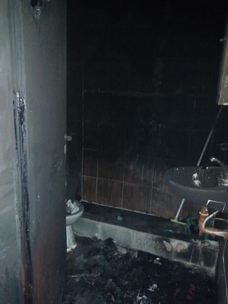 Ayer a a noche se le prendió fuego la casa a mi mamá , gracias a dios que ella está bien no le quedó nada se me quemo todo si pueden ayudarme con lo que puedan , colchón , sábanas , ropa se los agradecería mucho y si pueden difundir gracias !