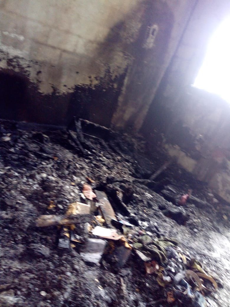 MacarenaMagno1's tweet photo. Ayer a a noche se le prendió fuego la casa a mi mamá , gracias a dios que ella está bien no le quedó nada se me quemo todo si pueden ayudarme con lo que puedan , colchón , sábanas , ropa se los agradecería mucho y si pueden difundir gracias ! https://t.co/rZXjZ8I9us