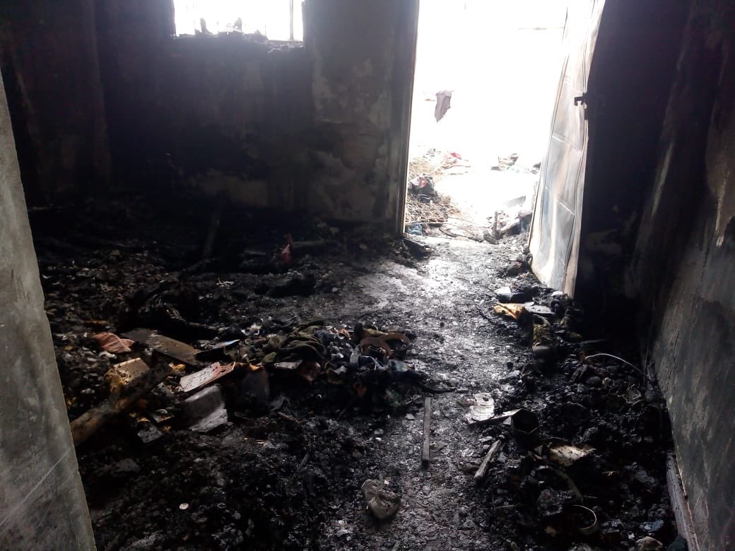 MacarenaMagno1's tweet photo. Ayer a a noche se le prendió fuego la casa a mi mamá , gracias a dios que ella está bien no le quedó nada se me quemo todo si pueden ayudarme con lo que puedan , colchón , sábanas , ropa se los agradecería mucho y si pueden difundir gracias ! https://t.co/rZXjZ8I9us