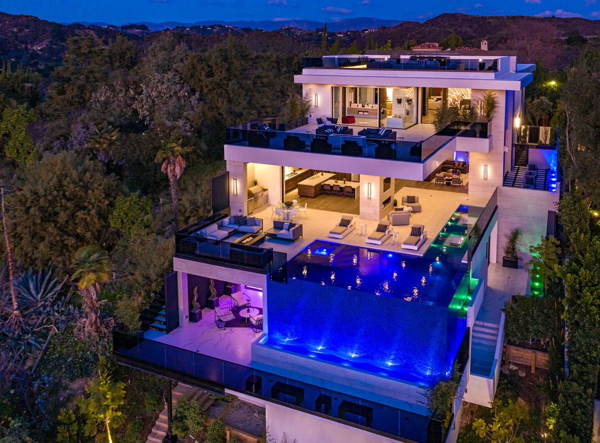 TEAMXENONGG's tweet photo. This is your mansion and you can bring one person. Who are you bringing? https://t.co/DIHhVPEgNV