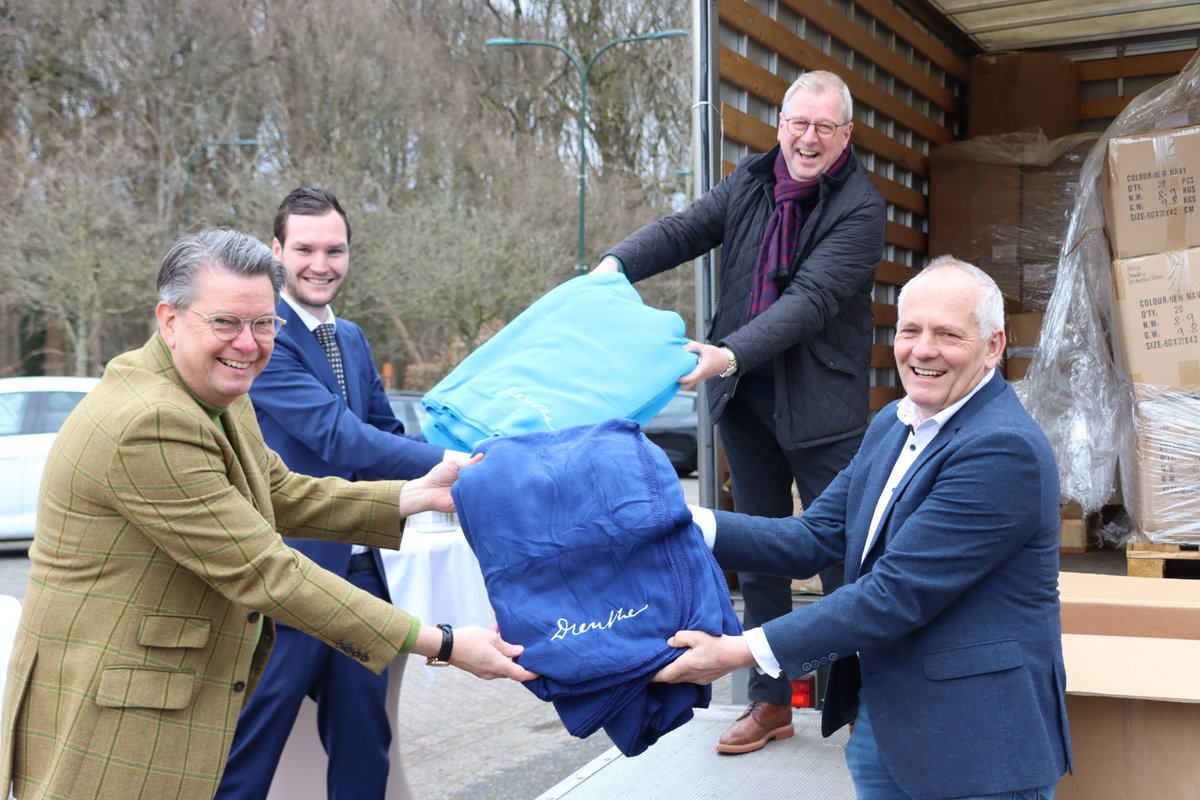 Met de bekendmaking van de regeling zijn vandaag ook de eerste Drenthe-dekens uitgereikt. Met deze dekens wil de provincie de horeca een hart onder de riem steken. In totaal zijn 15.500 dekens aangevraagd 2/2