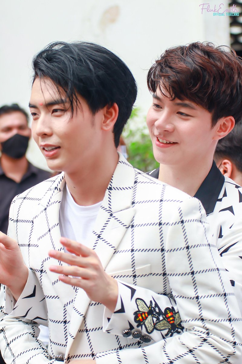 FlukEarthOfcTH's tweet photo. แหม.....รวมร่างแบบนี้ จะบอกเป็นนัยรึเปล่าว่าเป็นคนเดียวกันอะ🤔🤭😳😳🦁❤️☀️
@flukchatchawan @khundin_
#flukccw #คุณดิน #khundin
#FlukEarth #ฟลุ๊คเอิร์ธ #สิงคิม
#SecretAdmirerTheSeries
#แอบมองแอบจองรัก
#แอบมองแอบจองรักXบวงสรวง https://t.co/HqCk4mQV2S