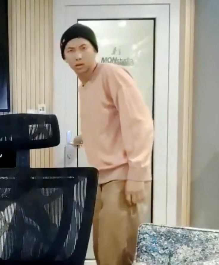 JLua94's tweet photo. Eu confundia o Tae com o Yoon, e também confundia o Jin, o Jimin e o Jungkook🤯🤯🤯
#ArmyConfessionTime https://t.co/aD7kr5BHqM