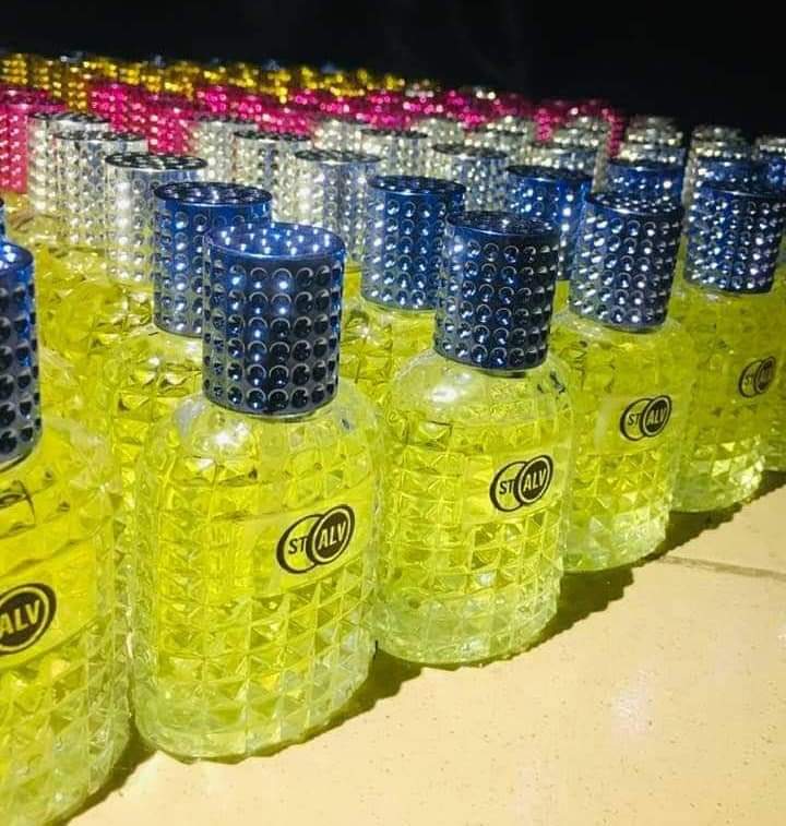 alvanchinaka's tweet photo. Here is a clearer picture of what our perfume looks like. 

We waybill to anywhere in Nigeria even to Galilee 😂 https://t.co/JJFiBu02ns