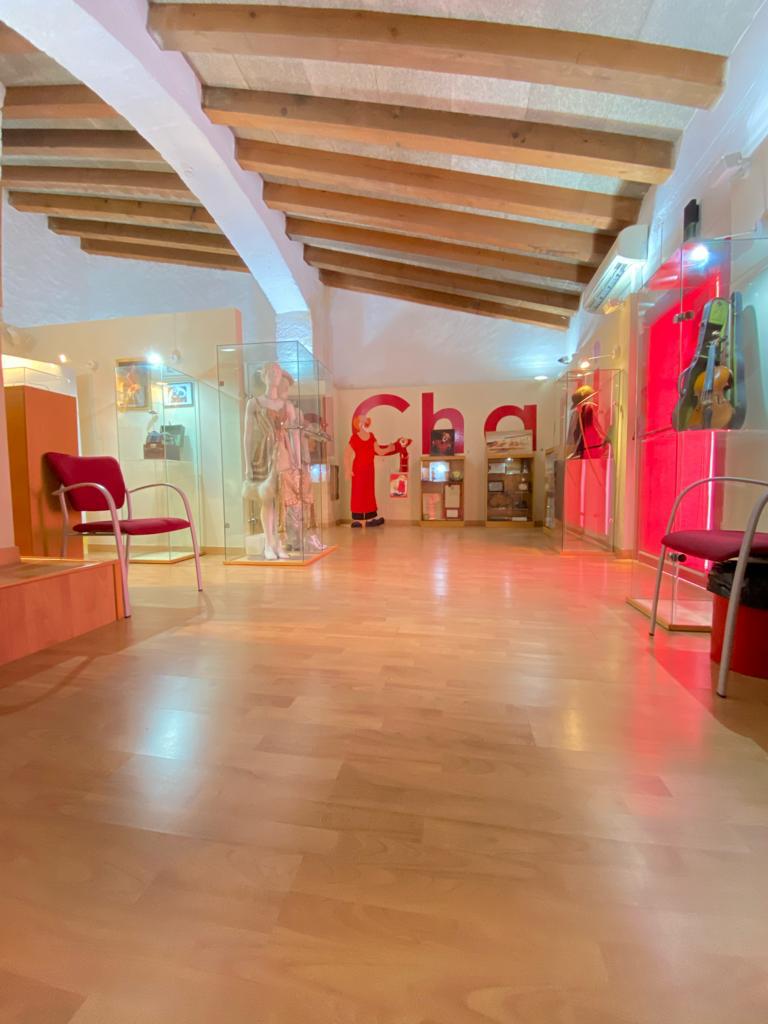 patcubelles's tweet photo. Sabies que en l’Exposició Permanent de Charlie Rivel...

es pot descobrir la col·lecció personal de Josep Andreu i Lasserre, l'universal pallasso Charlie Rivel (1896-1983)❓

#patrimonicubelles #turismecubelles #visitacubelles #cubelles #charlierivel

@CubellesTurisme @ajcubelles https://t.co/Z9Z3fI6NSy