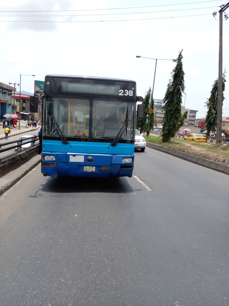 followlastma's tweet photo. [12:41PM] #Ojuelegba #TrafficReport #Breakdown 
Brokendown BRT bus having mechanical fault on Ojuelegba Bridge inw Fadeyi.
One lane available for traffic movement while awaiting company tow truck.
Please be patient.
@TrafficChiefNG @Gidi_Traffic @trafficbutter @lagostraffic961 https://t.co/6V4SeUTciu