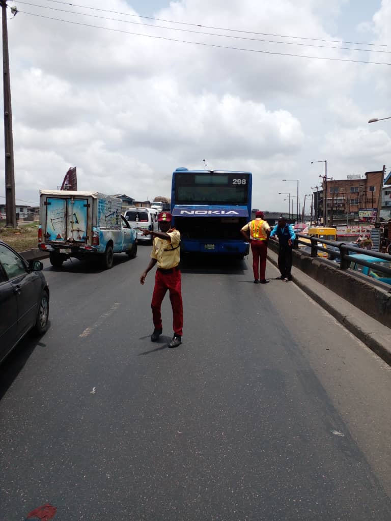 followlastma's tweet photo. [12:41PM] #Ojuelegba #TrafficReport #Breakdown 
Brokendown BRT bus having mechanical fault on Ojuelegba Bridge inw Fadeyi.
One lane available for traffic movement while awaiting company tow truck.
Please be patient.
@TrafficChiefNG @Gidi_Traffic @trafficbutter @lagostraffic961 https://t.co/6V4SeUTciu