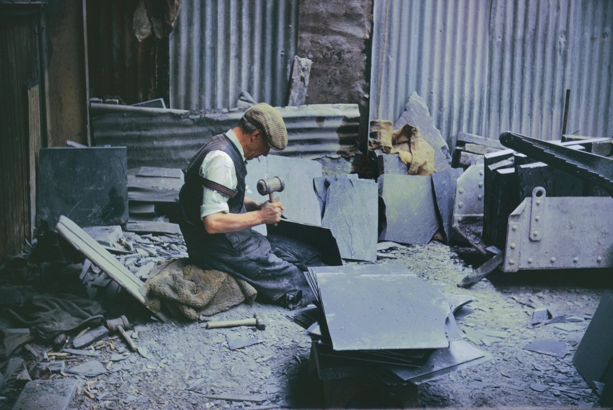 Splitting slate at Oakeley Slate Quarry, #BlaenauFfestiniog. By the early 20th century, the quarry had 50 miles of underground track. It employed 1,700 men and had an output of almost 60,000 tonnes of slate a year.
Photo: Dylan Roberts, 1970
coflein.gov.uk/en/archive/617…
#CraftMonth