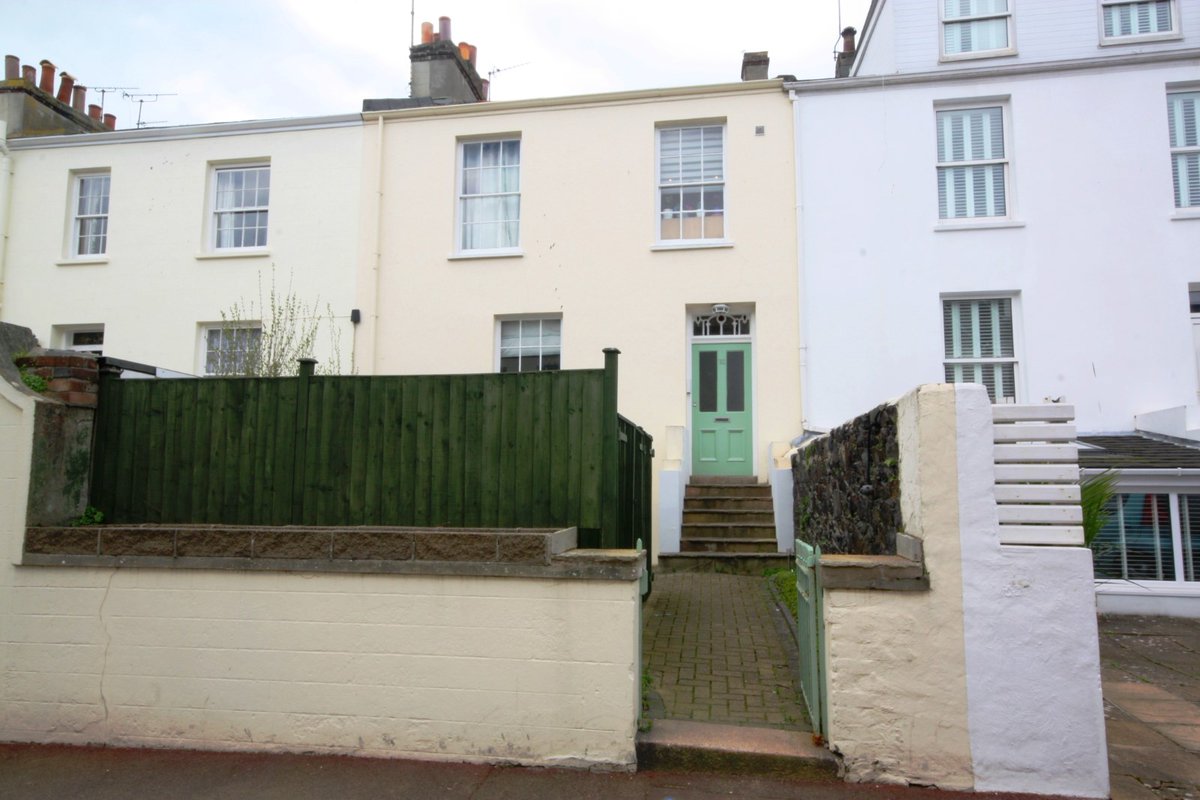 BenestEstates's tweet photo. **NEW INSTRUCTION**

Qualified/Entitled  £310,000  St Helier

Large 1 bed basement flat
Separate galley kitchen
Private rear courtyard
Private entrance
Walk to work
Low service charge
Great first home or buy to let investment! 
https://t.co/Ya6B8TIZmE https://t.co/GnXbEmW6S3