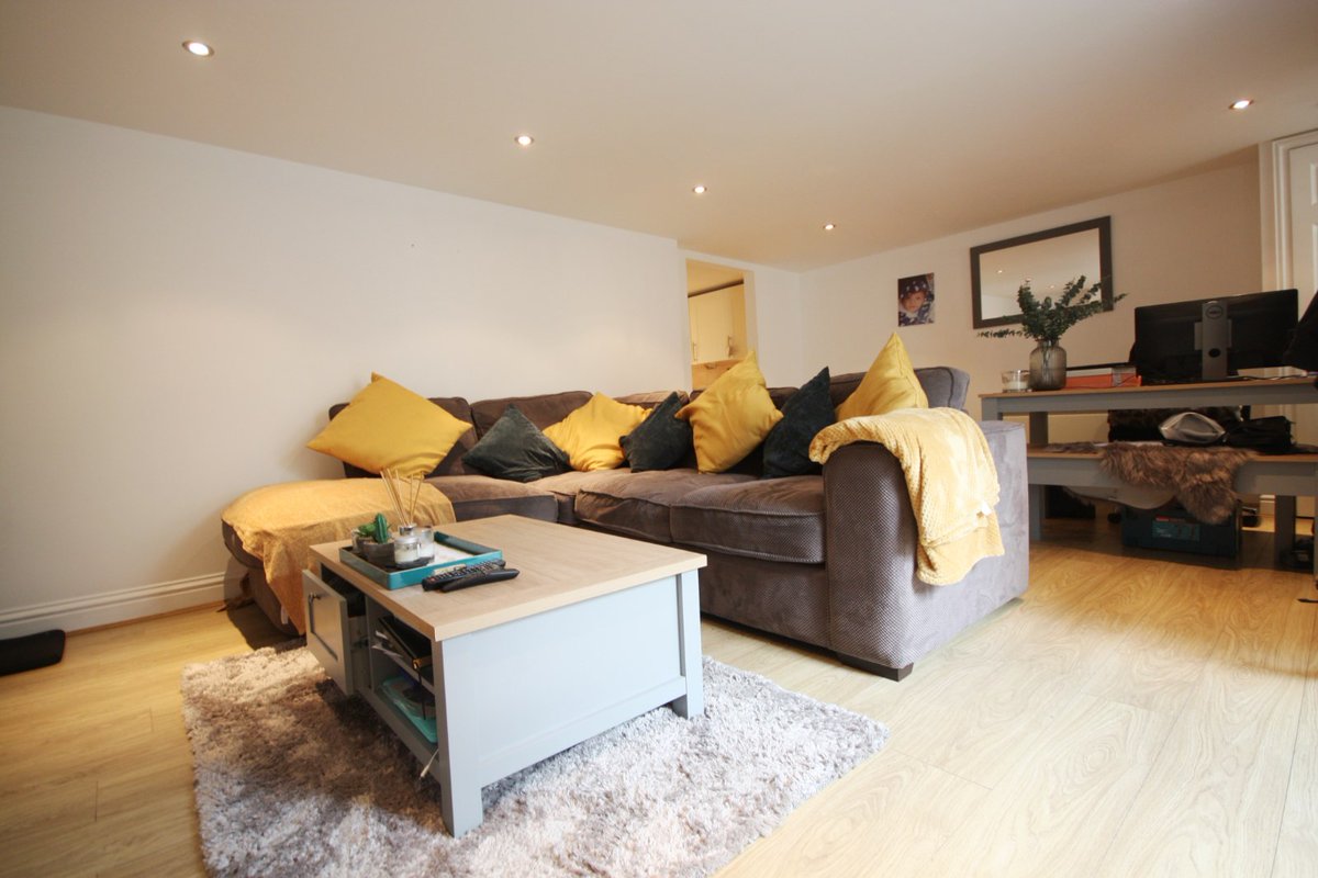 BenestEstates's tweet photo. **NEW INSTRUCTION**

Qualified/Entitled  £310,000  St Helier

Large 1 bed basement flat
Separate galley kitchen
Private rear courtyard
Private entrance
Walk to work
Low service charge
Great first home or buy to let investment! 
https://t.co/Ya6B8TIZmE https://t.co/GnXbEmW6S3