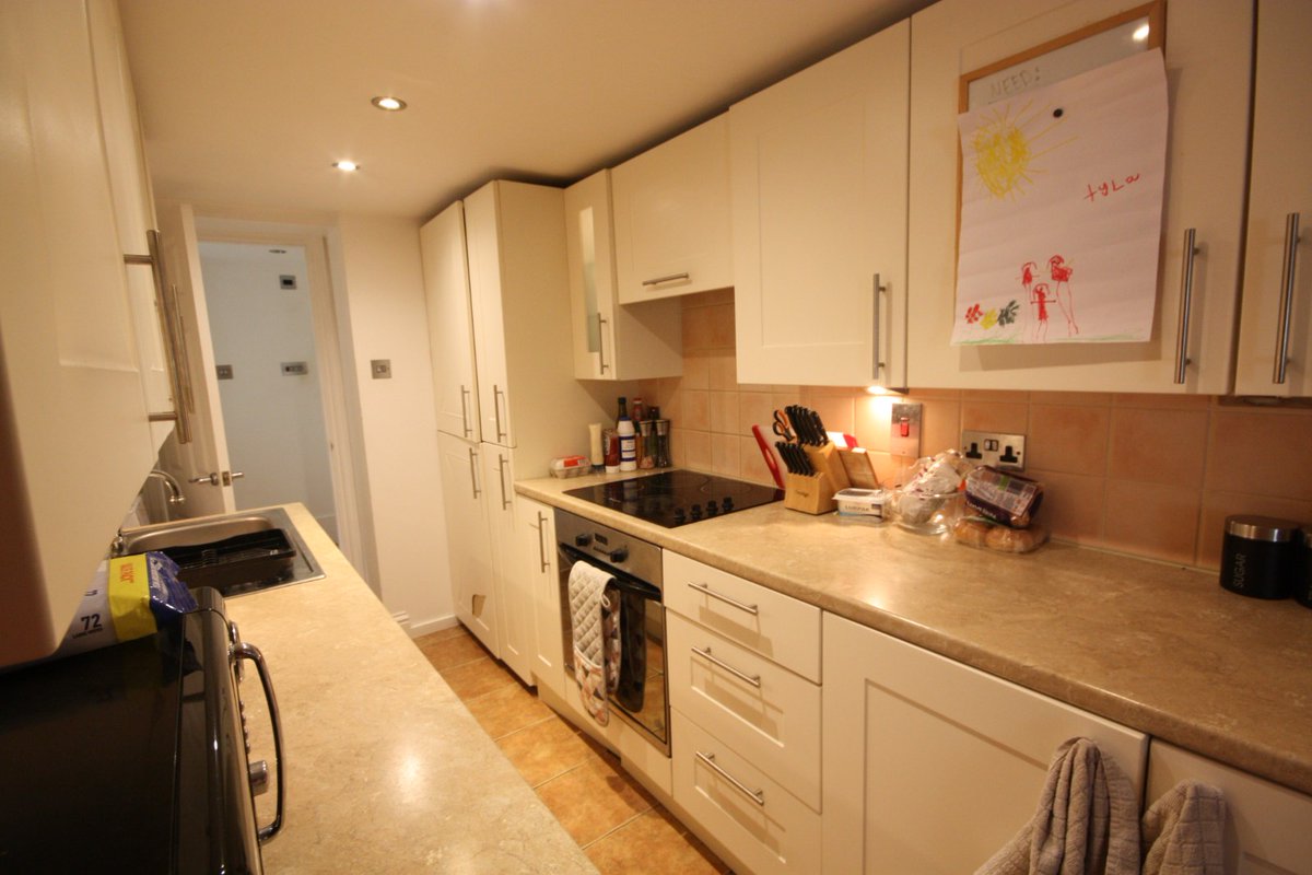 BenestEstates's tweet photo. **NEW INSTRUCTION**

Qualified/Entitled  £310,000  St Helier

Large 1 bed basement flat
Separate galley kitchen
Private rear courtyard
Private entrance
Walk to work
Low service charge
Great first home or buy to let investment! 
https://t.co/Ya6B8TIZmE https://t.co/GnXbEmW6S3