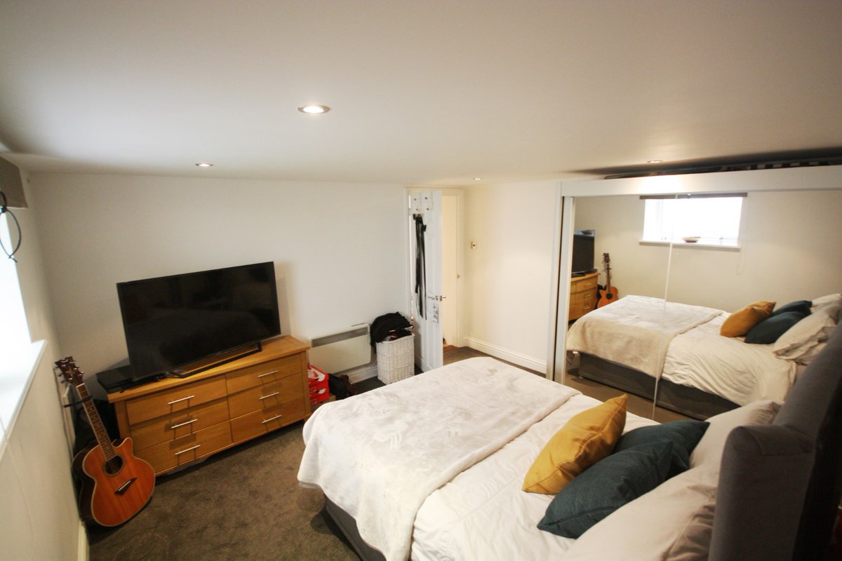 BenestEstates's tweet photo. **NEW INSTRUCTION**

Qualified/Entitled  £310,000  St Helier

Large 1 bed basement flat
Separate galley kitchen
Private rear courtyard
Private entrance
Walk to work
Low service charge
Great first home or buy to let investment! 
https://t.co/Ya6B8TIZmE https://t.co/GnXbEmW6S3