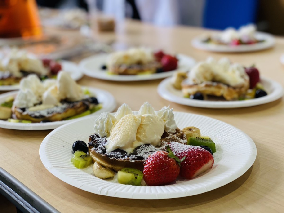 Ushioda Lab على تويتر 先週 ホワイトデーで研究室の男性陣がワッフルを作り 振る舞いました なかなか手の込んだ作品になりました 美味しかったです 紙皿 おしい ホワイトデー 潮田研