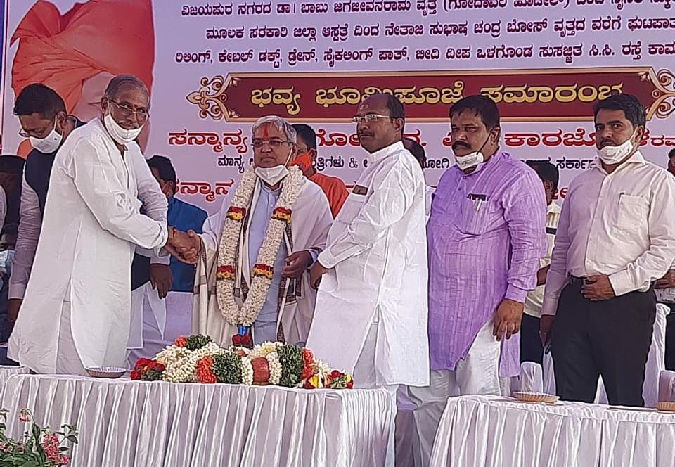 ADinfodeptVJP's tweet photo. ನಗರದ ಬಾಬು ಜಗಜೀವನರಾಮ್ ವೃತ್ತದಿಂದ ಸುಭಾಸ್ ಚಂದ್ರ ಬೋಸ್ ವೃತ್ತದವೆರಗೆ 17.50 ಕೋಟಿ ವೆಚ್ಚದ  ಕಾಂಕ್ರೀಟ್ ರಸ್ತೆ ಹಾಗೂ ಇಟಗಿ ಪೆಟ್ರೋಲ್ ಪಂಪ್‍ದಿಂದ ಮಹಿಳಾ ವಿಶ್ವವಿದ್ಯಾಲಯದವರೆಗೆ 35 ಕೋಟಿ ರೂ. ವೆಚ್ಚದ ಡಾಂಬರೀಕರಣ ರಸ್ತೆ ನಿರ್ಮಾಣ ಕಾಮಗಾರಿಗೆ ಶಂಕುಸ್ಥಾಪನೆ ಸಚಿವರಾದ ಶ್ರೀ ಗೋವಿಂದ ಕಾರಜೋಳ . https://t.co/hXRUQ11jKZ