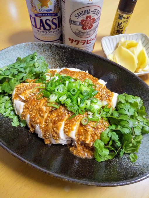 よだれ鶏です

アカン・・・
これビールが止まらんヤツだ・・・

レシピ動画に感謝 (*'ω`*)

両脇のパクチーは
自宅のプランターから
モギモギしました 