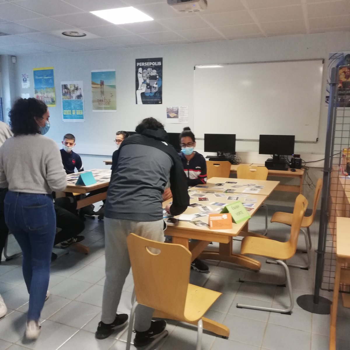 cdi06's tweet photo. Jeudi 18 Mars: Les élèves de 3e4 découvrent le jeu pause photo Prose conçu par les rencontres d'Arles https://t.co/X4Q6UNBmWH