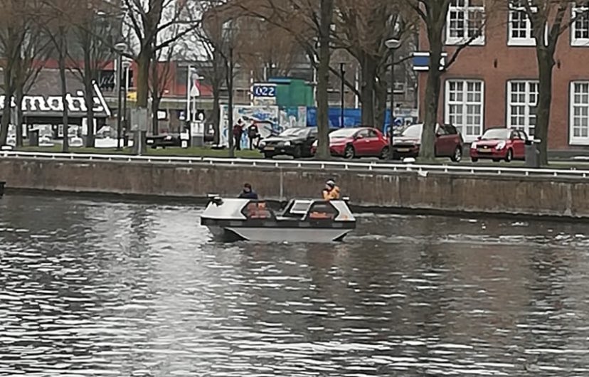 Terwijl de gemeente een bloedbad aanricht onder de historische boten  participeert zelfde gemeente in deze hoekige gedrochten . Hoezo welstand? Eerlijke concurrentie ? Geef mij maar een schipper op een mooie boot . <a href="/zeeger/">Zeeger Ernsting</a> <a href="/jan_bert/">Jan-Bert Vroege 🏳️‍🌈 🏠🚿🧹📻🎼</a> <a href="/tiersbakker/">tiers bakker</a> ?