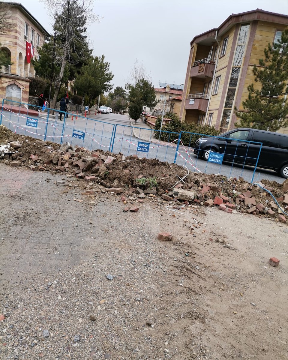 Dikkat! ÜCRETSİZDİR AMA GİRİLMEZ ... Çünkü belirli noktalarda ÜCRETLİ otopark yaptık diyen Belediyecilik.
#ürgüp