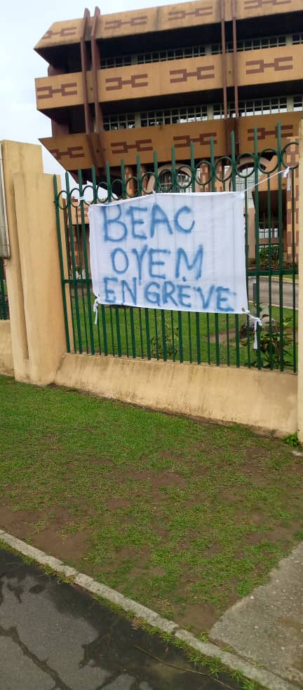 Cosa76's tweet photo. 🔴 #Gabon Grève de toutes les agences de #BEAC @com_cemac Libreville, Port-Gentil, Oyem et Franceville 🤣🤣Vraiment avec les Bongo au pouvoir c'est la décadence dans toutes les structures économiques. Et que #Alibongo était le chouchou d'une certaine classe politique en #France https://t.co/JS69g5gELK