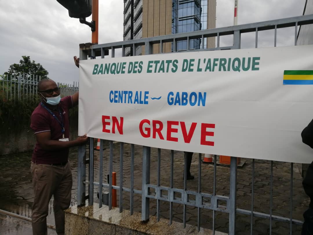 Cosa76's tweet photo. 🔴 #Gabon Grève de toutes les agences de #BEAC @com_cemac Libreville, Port-Gentil, Oyem et Franceville 🤣🤣Vraiment avec les Bongo au pouvoir c'est la décadence dans toutes les structures économiques. Et que #Alibongo était le chouchou d'une certaine classe politique en #France https://t.co/JS69g5gELK
