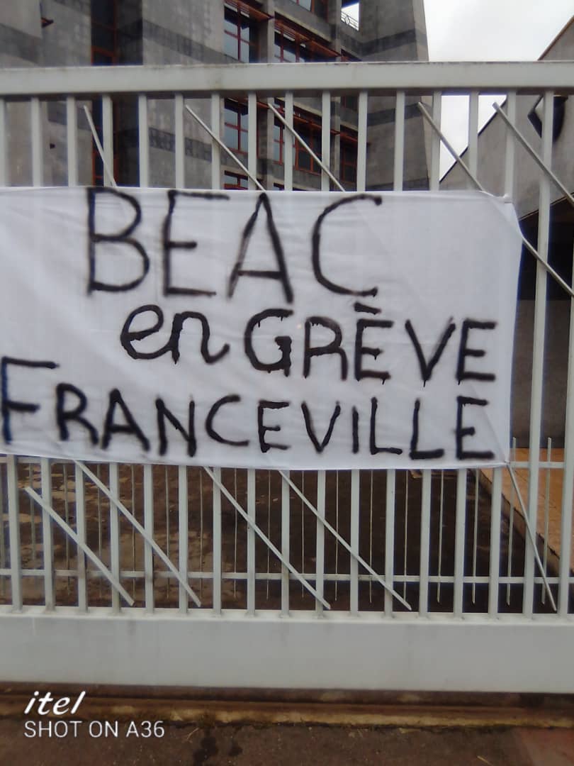 Cosa76's tweet photo. 🔴 #Gabon Grève de toutes les agences de #BEAC @com_cemac Libreville, Port-Gentil, Oyem et Franceville 🤣🤣Vraiment avec les Bongo au pouvoir c'est la décadence dans toutes les structures économiques. Et que #Alibongo était le chouchou d'une certaine classe politique en #France https://t.co/JS69g5gELK