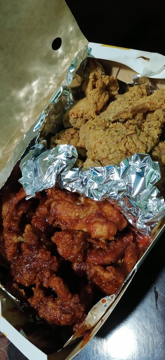bokbokjess's tweet photo. Home baked goodies from my tita!!!!!! 24 Chicken!!!!!!! 😋🍗
#WellSpentWeekend https://t.co/bBjqs9Rrwe