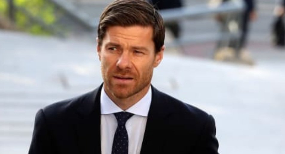 J47110815's tweet photo. Der Moment,in dem du dich entscheiden musst:
A: Der nächste James Bond
oder
B: Der nächste Gladbach-Coach
#XabiAlonso #JamesBond #DieFohlen https://t.co/zWdgni1Cik