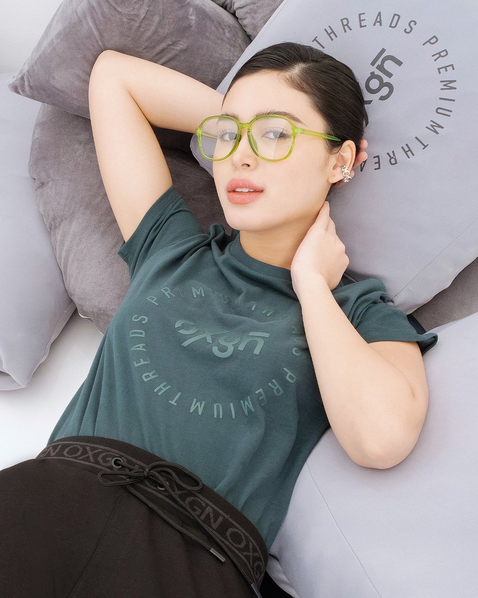 OXGNFASHION's tweet photo. Hangin’ out on the greener side of things 🏡🍀

ON CLAUDIA: Premium Threads Logo Tee (P499) paired with the Slim Track Pants (P999) https://t.co/PftJn6rxcD