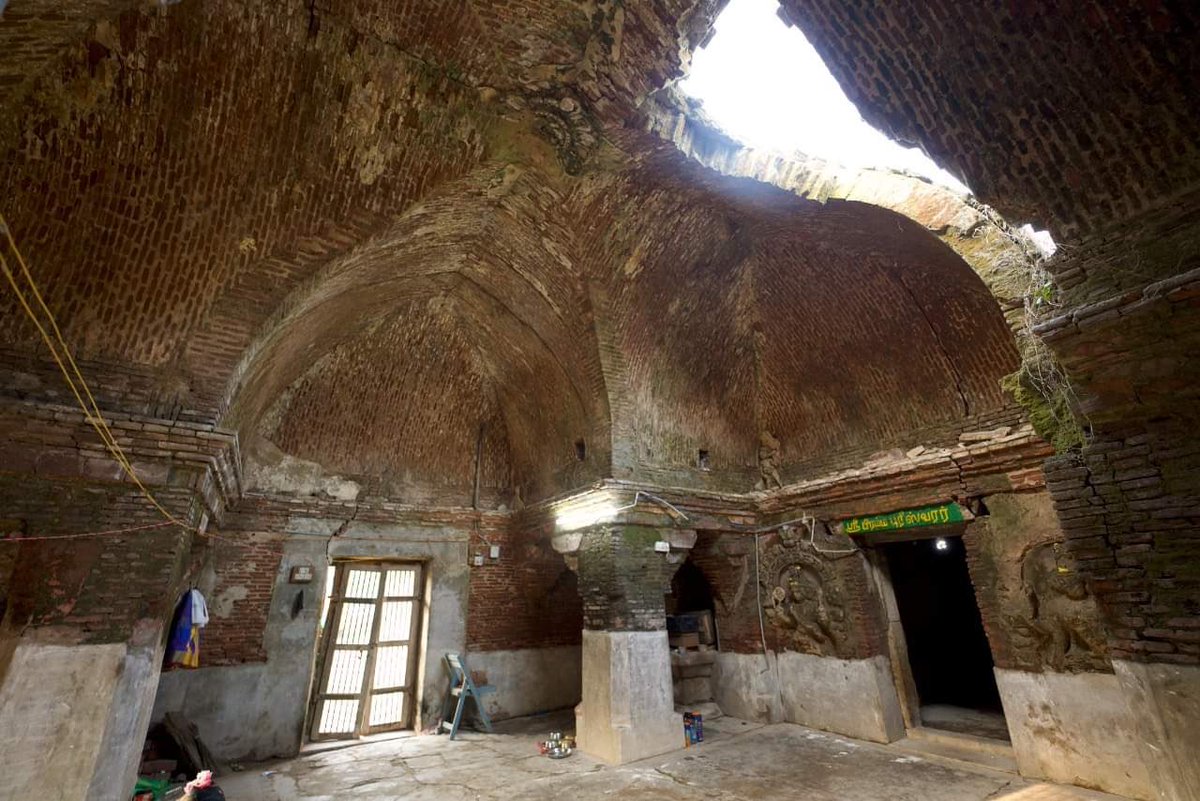 Tlinexil's tweet photo. Sri Brahmagnanapureeswarar Temple was built over a thousand years ago during the reign of Kulothunga Chola III in Kumbakonam.

The pictures show the present state of the temple with crumbled rooftops, broken idols, filled with thorny bushes that make it impossible to go inside it https://t.co/9jtH0s9yIC