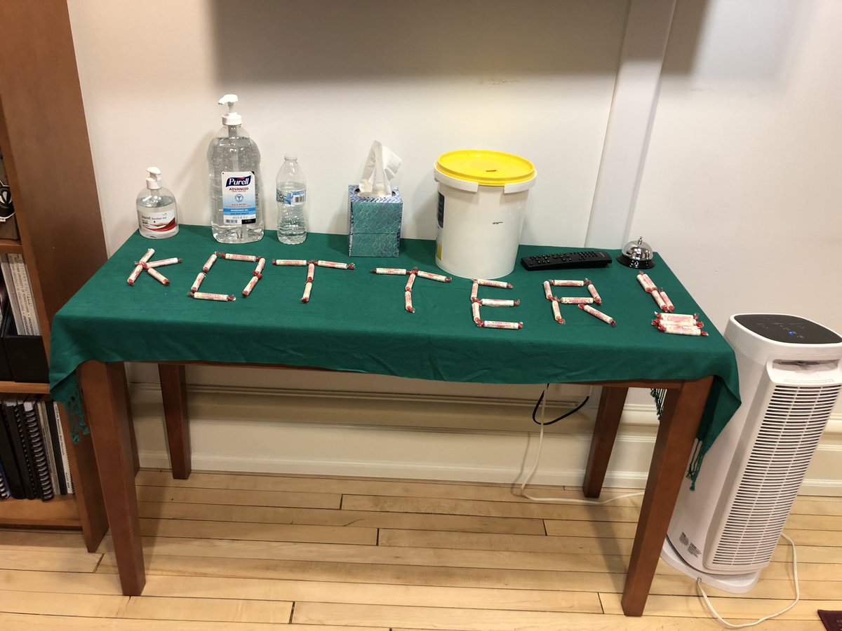 Laurie7McMillan's tweet photo. I was on vacay last week but the Smarties in the dean’s office gave me a warm welcome back message on my return 🎶 #70sSitcom https://t.co/IOhUyLg8wP