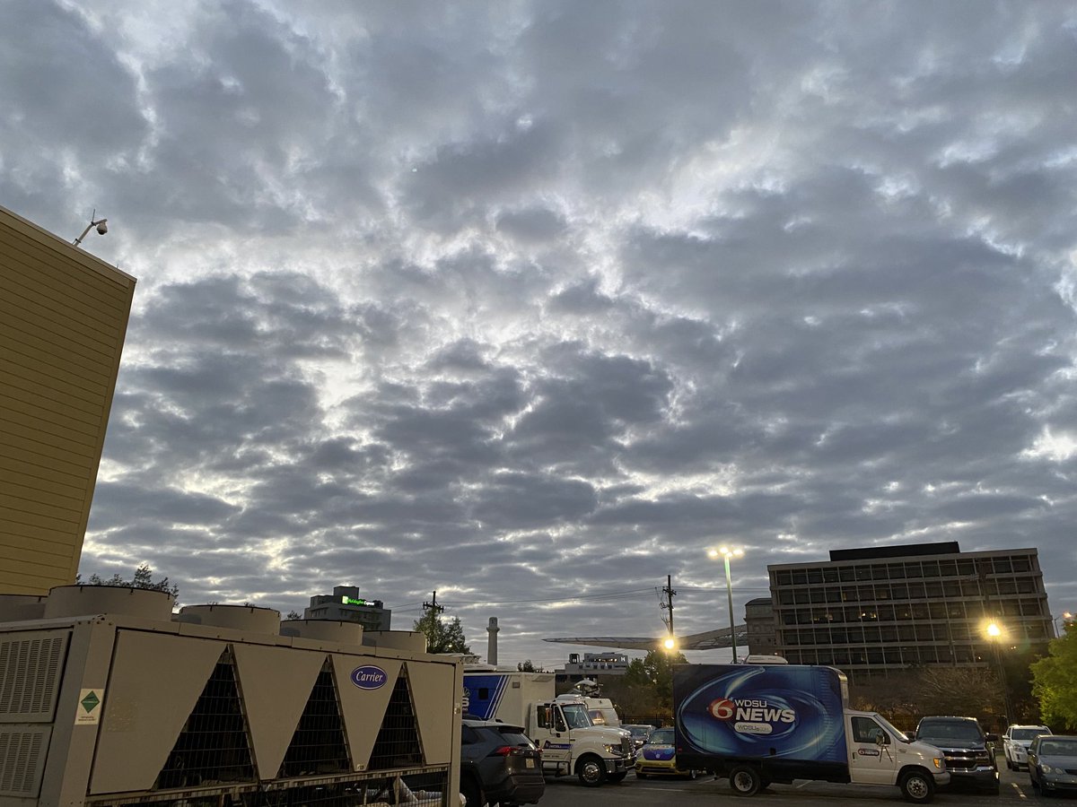 HeathAllenWDSU's tweet photo. Isn’t it amazing what the sun does to the clouds in first few morning moments!@wdsu https://t.co/RoMQJjYtrp