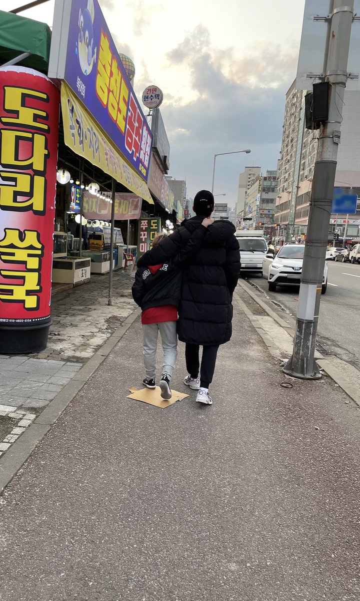 CUBE_YOOSEONHO's tweet photo. [#유선호] 언제 커서 형이랑 어깨동무할래~~ https://t.co/O9BMnoFax5