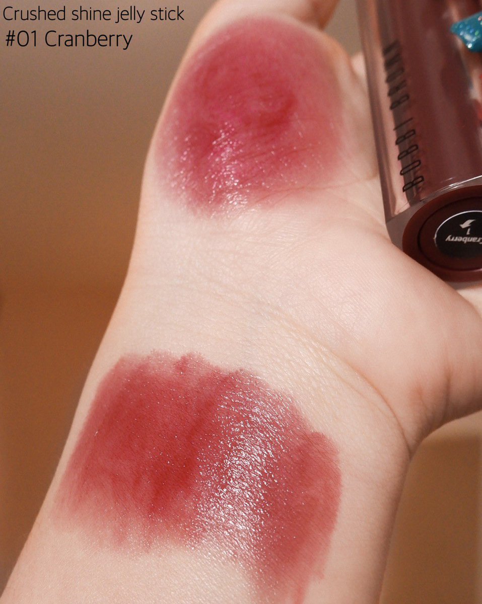 BobbiBrown_TH's tweet photo. Swatch! #ลิปเจลลี่ Crushed Shine Jelly Stick สี Cranberry ลิปสติกน้องใหม่จากกลุ่มผลิตภัณฑ์ Crushed Lip ยอดนิยม 
ช้อปเลย คลิก https://t.co/Q9EvgDQhOn

ราคาแท่งละ 1,300 บาท

Photo Credit: @leeminb_review 
#CrushedShine
#CrushedLip
#BobbiBrownThailand https://t.co/kZoEPNCyZx