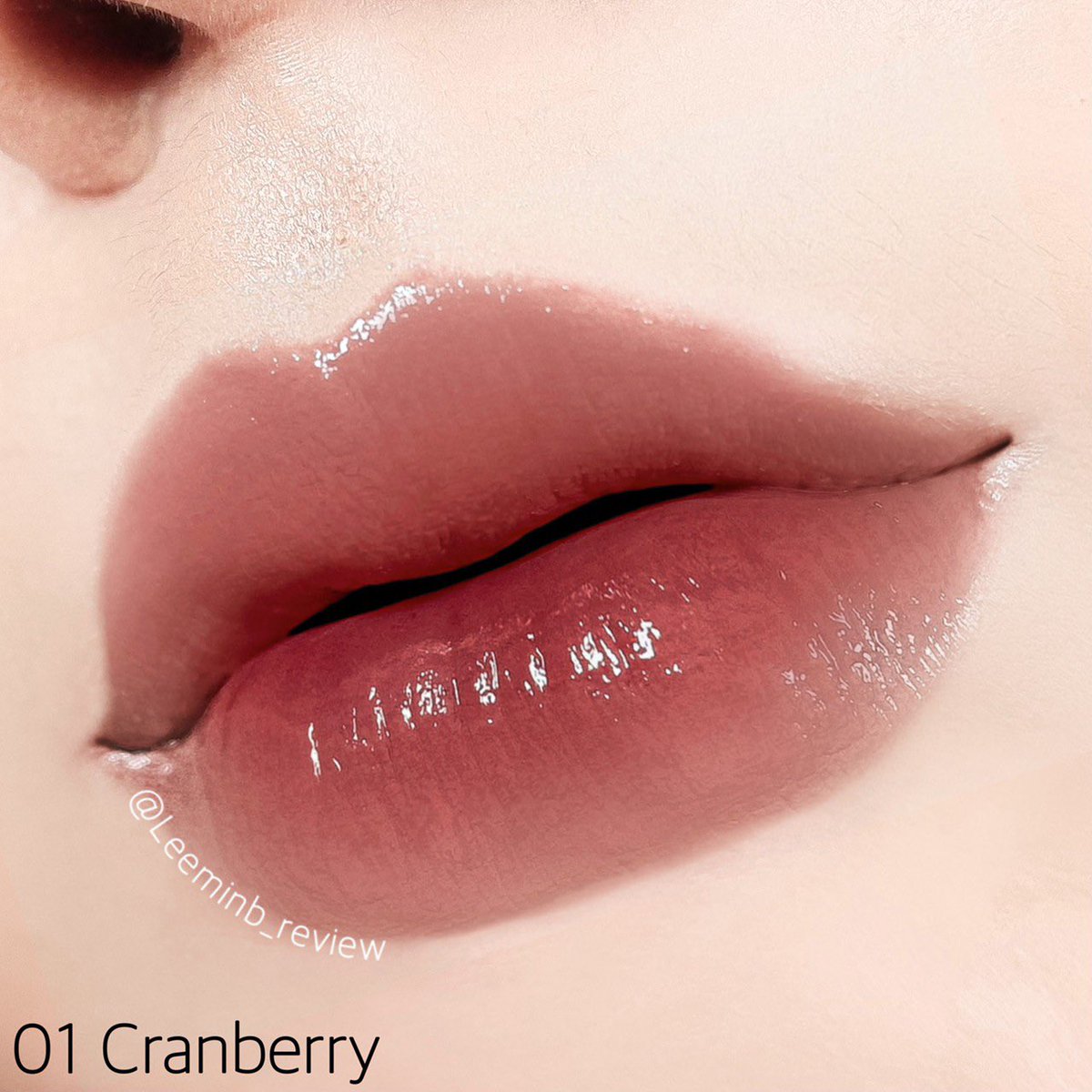 BobbiBrown_TH's tweet photo. Swatch! #ลิปเจลลี่ Crushed Shine Jelly Stick สี Cranberry ลิปสติกน้องใหม่จากกลุ่มผลิตภัณฑ์ Crushed Lip ยอดนิยม 
ช้อปเลย คลิก https://t.co/Q9EvgDQhOn

ราคาแท่งละ 1,300 บาท

Photo Credit: @leeminb_review 
#CrushedShine
#CrushedLip
#BobbiBrownThailand https://t.co/kZoEPNCyZx