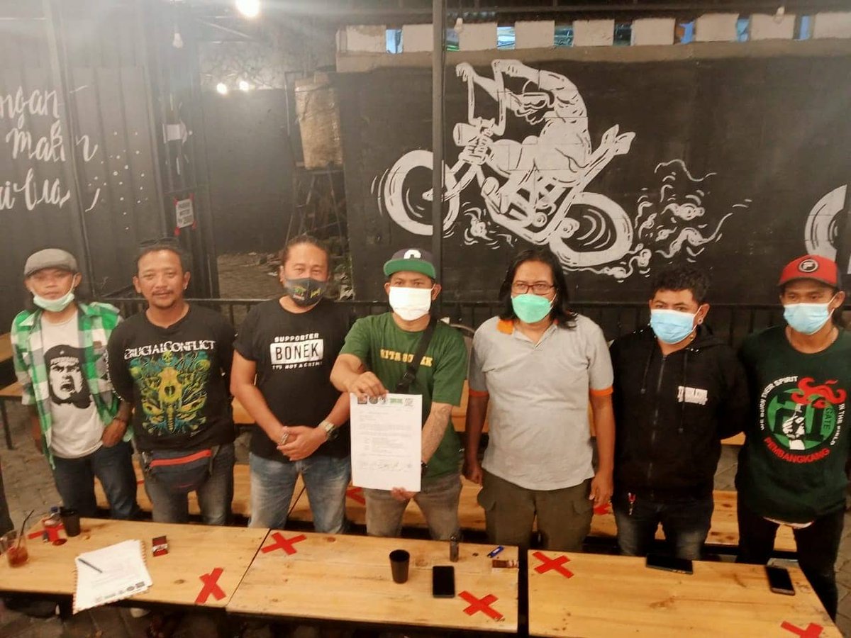 Green_Nord27's tweet photo. Sehubungan dengan tenggat waktu 4x24 jam yang diberikan bonek untuk Pemkot sudah berakhir dan tidak ada jawaban. Maka kami Bonek memutuskan untuk melakukan aksi lapangan. 

Surat pemberitahuan akan diserahkan ke Polrestabes besok Selasa 23.03.2021

Salam Satu Nyali.! Wani https://t.co/ZZCw3oSfMC