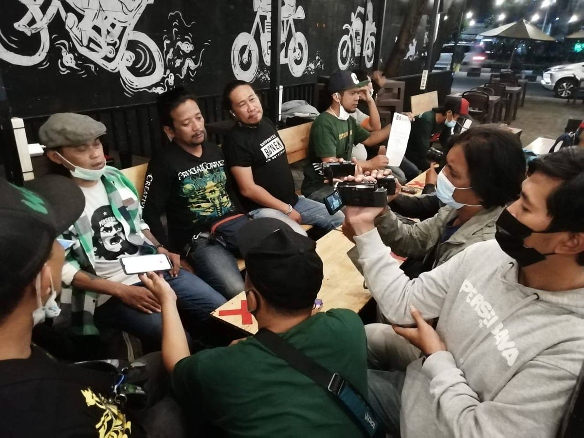 Green_Nord27's tweet photo. Sehubungan dengan tenggat waktu 4x24 jam yang diberikan bonek untuk Pemkot sudah berakhir dan tidak ada jawaban. Maka kami Bonek memutuskan untuk melakukan aksi lapangan. 

Surat pemberitahuan akan diserahkan ke Polrestabes besok Selasa 23.03.2021

Salam Satu Nyali.! Wani https://t.co/ZZCw3oSfMC