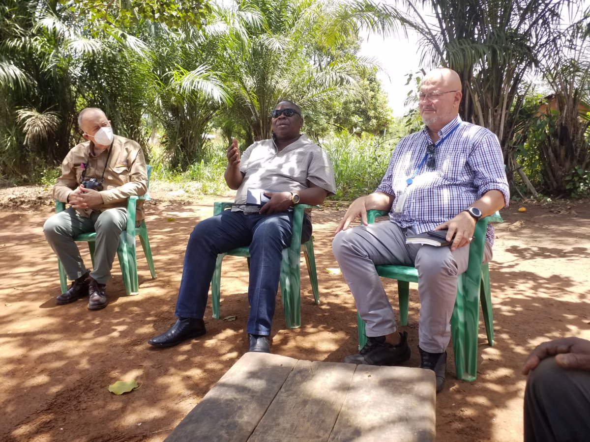 uepnddrrcaf's tweet photo. .#UEPNDDRRenAction! La campagne de sensibilisation sur le #PNDDRR à l'endroit des Antibalaka du village #SekiaDalet entamée la semaine derniere s'est encore poursuivie ce lundi matin, 22 mars. @GouvCF remercie @UN_CAR @USAmbCAR & al, pour leurs soutiens. https://t.co/LBiDxE5670 https://t.co/07vQAyhWbs
