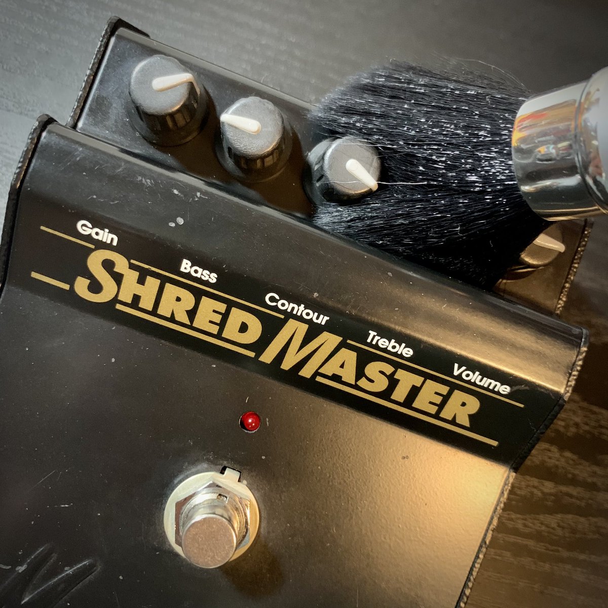 shisouka_taro's tweet photo. 無印良品のチークブラシはマジで全ギタリスト必携。ヘッドと弦の間とか、エフェクターのツマミの間とか、細かなホコリが一瞬で綺麗になります。コンパクトなので、常にギターケースに忍ばせられます。 #意外とこれ知られてないんですけど #ギター好きと繋がりたい #エフェクター #エフェクターボード https://t.co/2vWSASBbhx