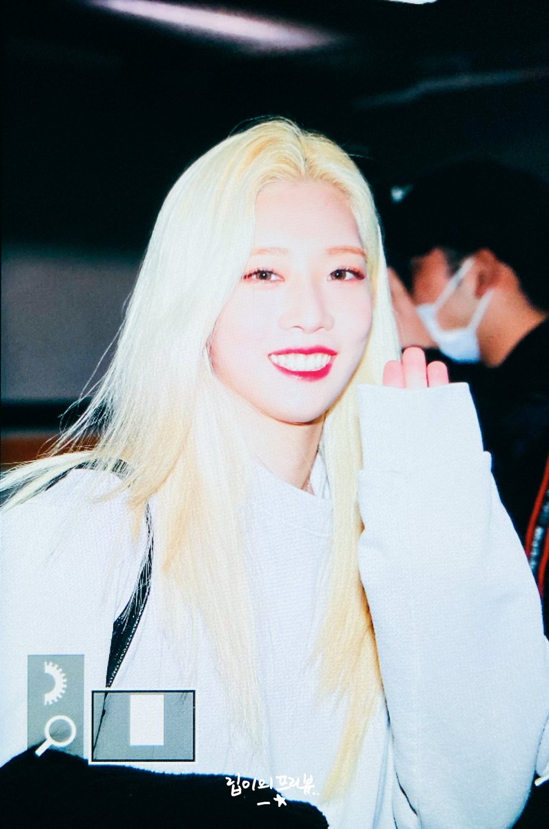 LittleEveryDay1's tweet photo. 210322

수고 많았엉 >_<♡

#이달의소녀 #LOONA #김립 #kimlip https://t.co/ykMbEq8qIM